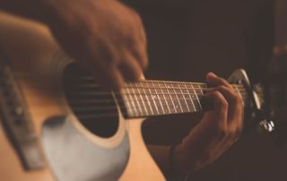 musicien jouant de la guitare